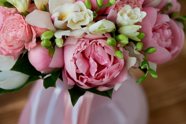 Le bouquet de la mariée composé de pivoines roses tendres et de roses blanches Fleuristerie de mariageForme classique