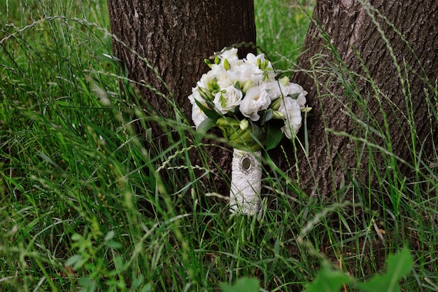 Bouquet de mariée dans l'herbe