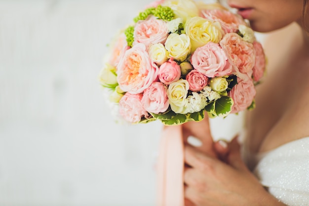 Bouquet de mariée dans les mains de la mariée.