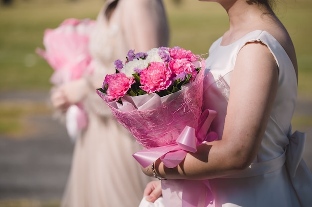 bouquet de mariée dans les mains de la mariée