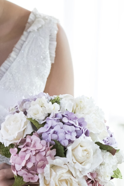 Photo bouquet de mariée dans les mains de la mariée.