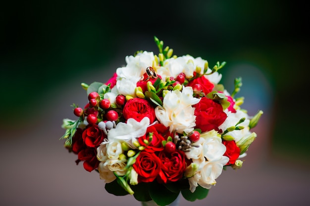 Bouquet de mariée dans le parc. Bouquet de fleurs délicates.