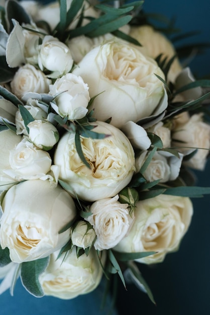 Bouquet de mariée élégant composé de fleurs naturelles fraîches et de verdure