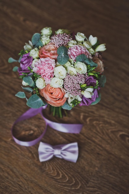 Bouquet de mariée élégant sur une table laquée foncée 2233