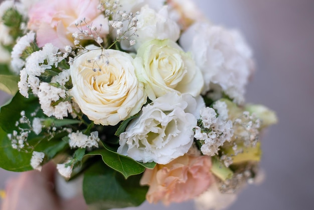 Bouquet de mariée entre les mains du concept de la mariée pour les agences événementielles