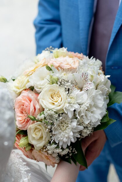 Bouquet de mariée entre les mains du concept des mariés pour les agences événementielles