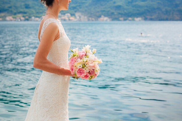 Bouquet de mariée entre les mains de la mariée. Mariage au Monténégro