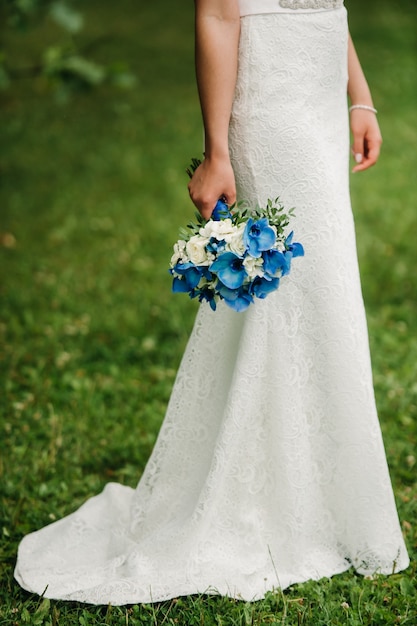 Bouquet de mariée entre les mains de la mariée .Matin de la mariée.