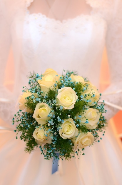 Bouquet de mariée entre les mains de la mariée