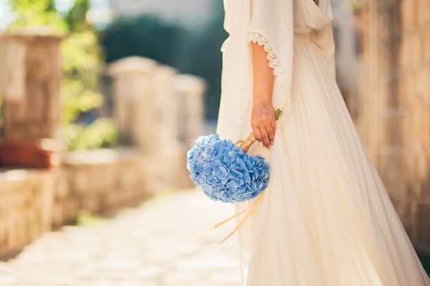 Bouquet de mariée entre les mains de la mariée