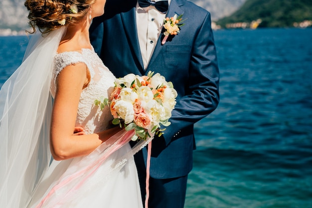 Bouquet de mariée entre les mains de la mariée