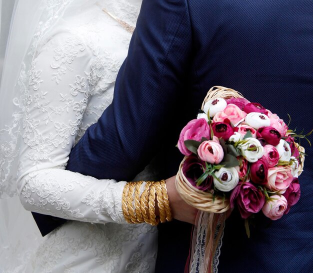 Bouquet de mariée entre les mains de la mariée