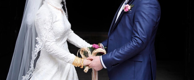 Bouquet de mariée entre les mains de la mariée