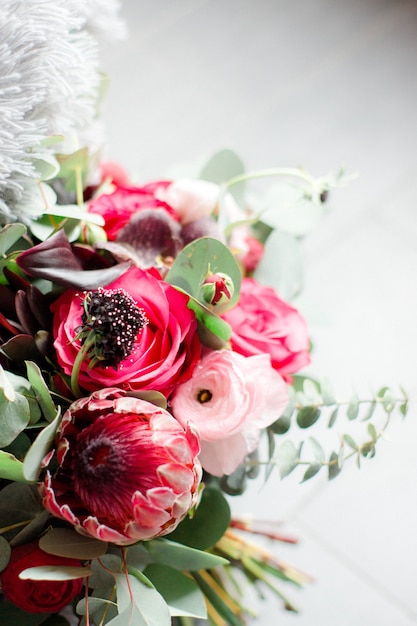 Bouquet de mariée avec eucalyptus sur le sol