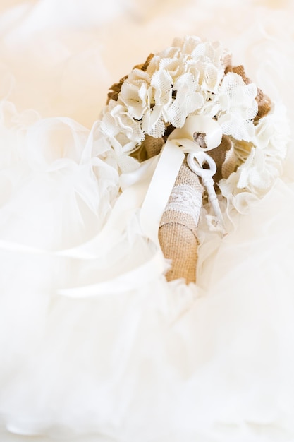 Bouquet de mariée fait de fleurs en tissu sur budget.