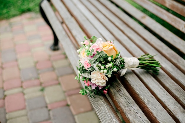 Bouquet de la mariée avec des fleurs blanches. Cérémonie de mariage.