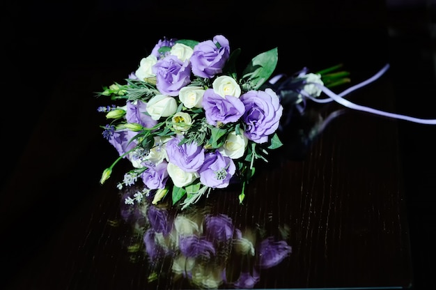 Bouquet de mariée de fleurs blanches et violettes