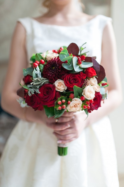 Bouquet de mariée de fleurs comprenant hypericum rouge