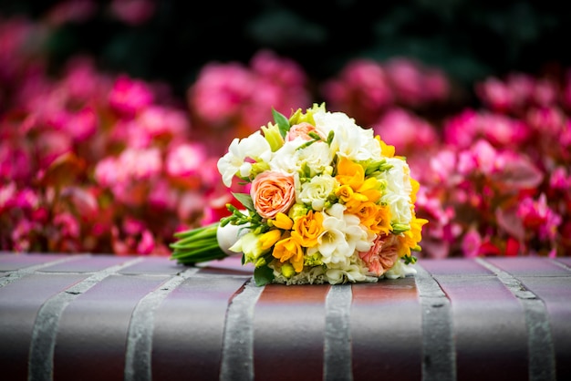 Bouquet de mariée de fleurs différentes