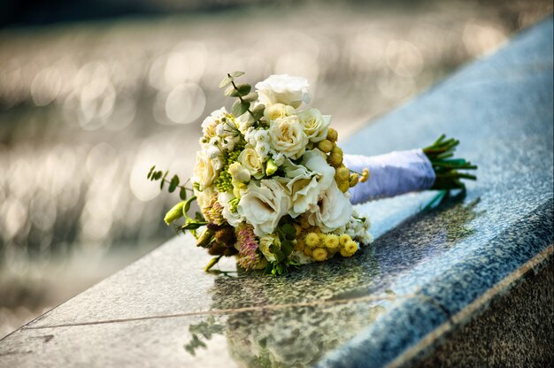 Bouquet de mariée de fleurs différentes
