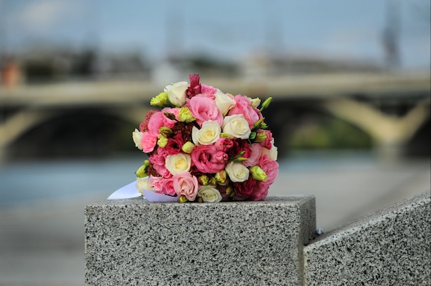 Bouquet de mariée de fleurs différentes