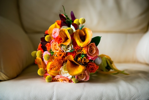 Bouquet de mariée de fleurs différentes