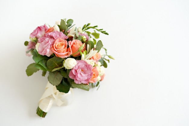 Bouquet de mariée avec des fleurs roses