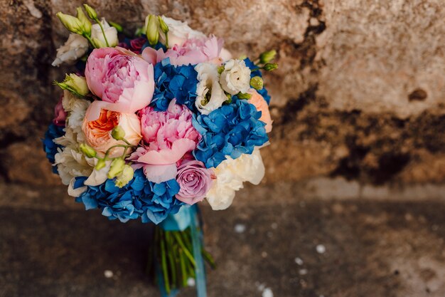 Photo bouquet de mariée sur fond de pierre