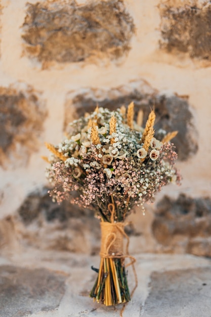 Bouquet de mariée sur fond de pierre