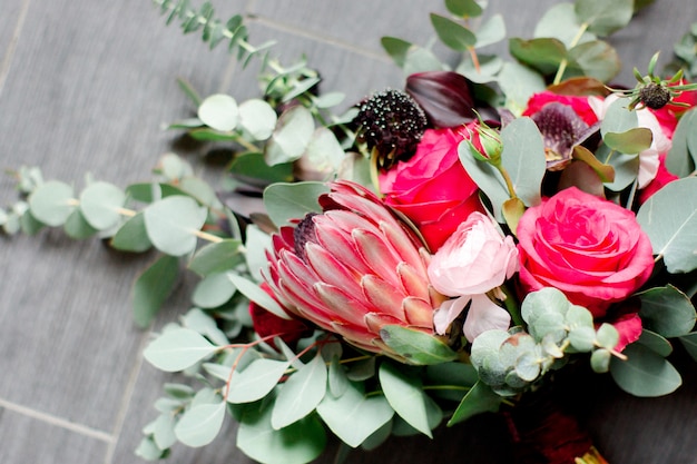 Bouquet de mariée avec gros plan d'eucalyptus