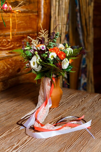 Bouquet de mariée lumineux avec des rubans dans un vase