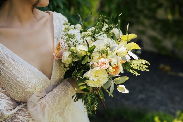 Bouquet de mariée à la main de la mariée