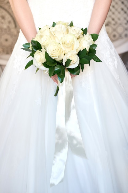 Bouquet de mariée sur les mains