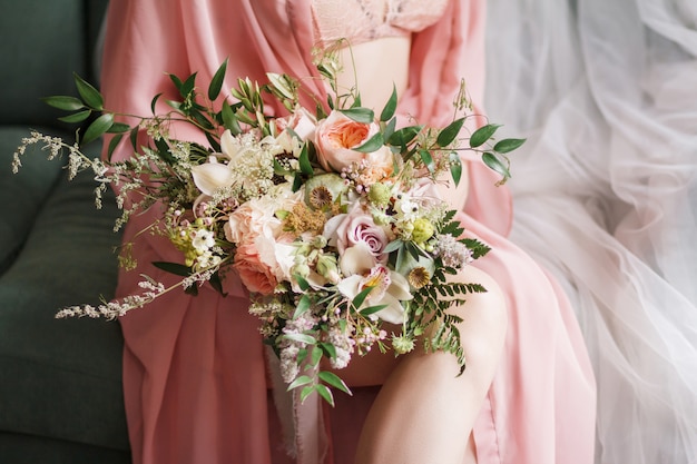 bouquet de mariée en mains