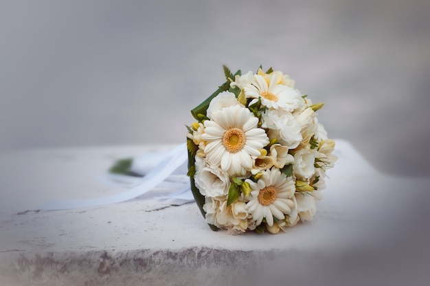 Bouquet de mariée de marguerites et roses.