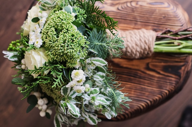 Bouquet de la mariée. Mariage. bouquet de mariée de fleurs blanches et vertes se dresse sur une chaise