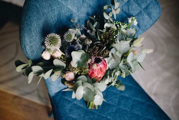 Bouquet de mariée mariage créatif inhabituel sur une chaise