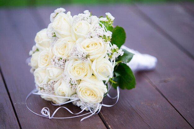 Bouquet de mariée mariage sur un fond en bois