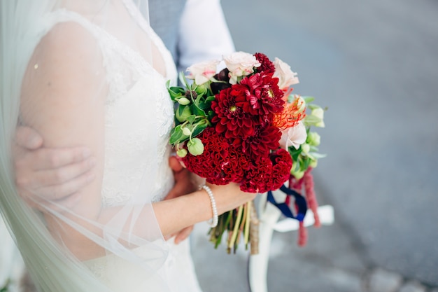 Bouquet de mariée mariage de roses celosia proteus dans les mains
