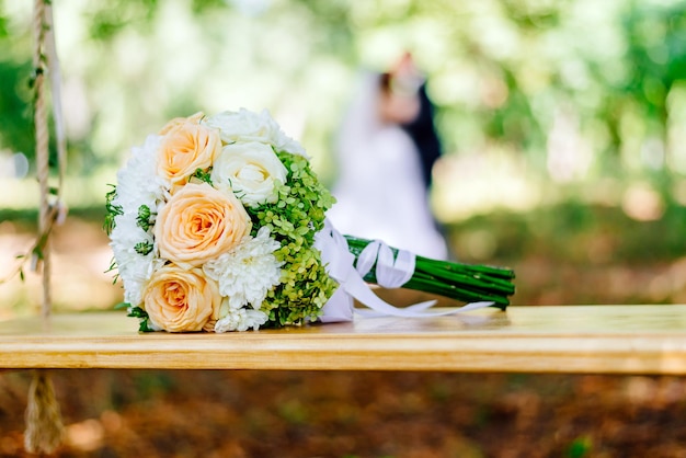 Bouquet de mariée sur la nature