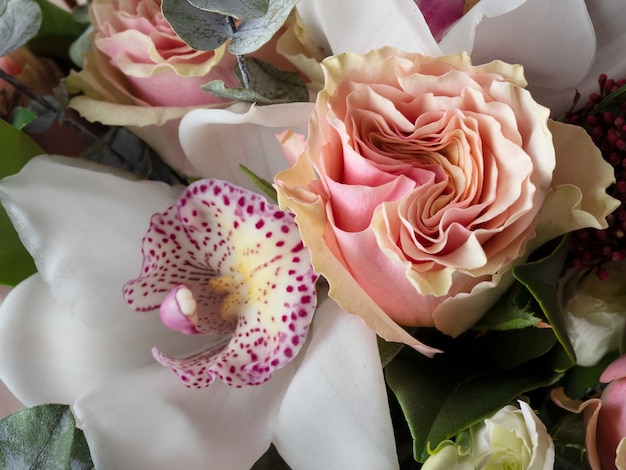 Bouquet de mariée d'orchidées et de roses.