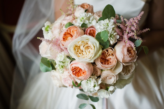 Bouquet de mariée de pivoines blanches et roses.