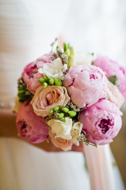 Bouquet de mariée de pivoines blanches et roses.