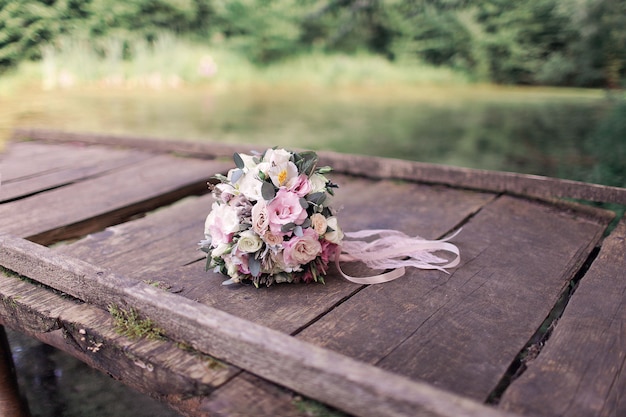 Bouquet de mariée sur planche de bois