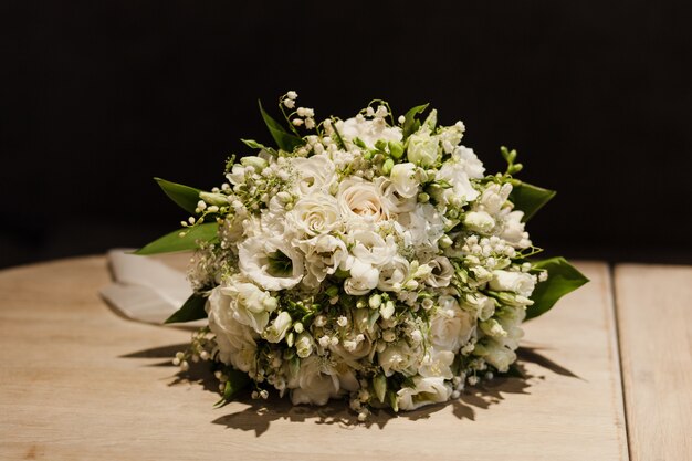 Bouquet de mariée avec pour la mariée. Bouquet doux pour mariage chic.