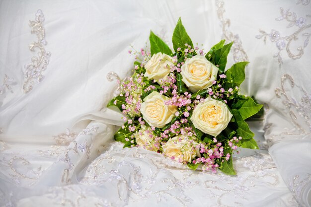 Bouquet de mariée sur la robe de mariée