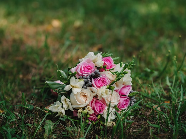 Bouquet de mariée avec des roses blanches et roses