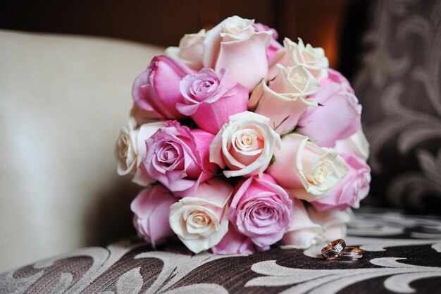 Bouquet de mariée de roses blanches et roses