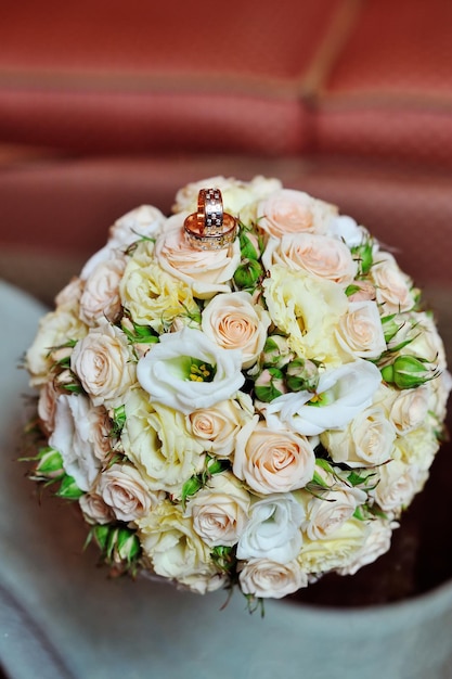 Bouquet de mariée de roses blanches et roses