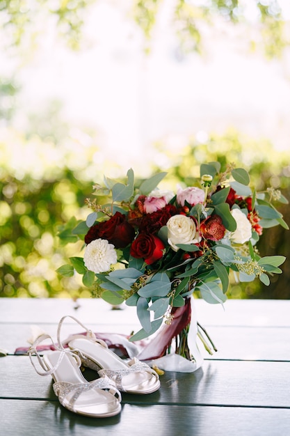 Bouquet de mariée de roses blanches et rouges pivoines branches d'eucalyptus alstroemeria et